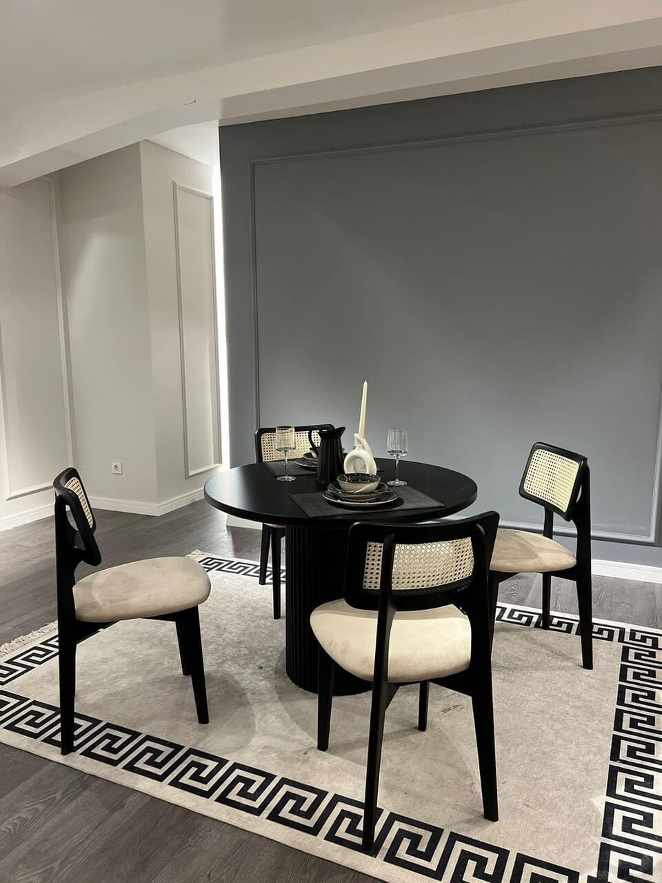 Set masa si scaune (5 bucati), Hanah Home, Bell, Alb/Negru