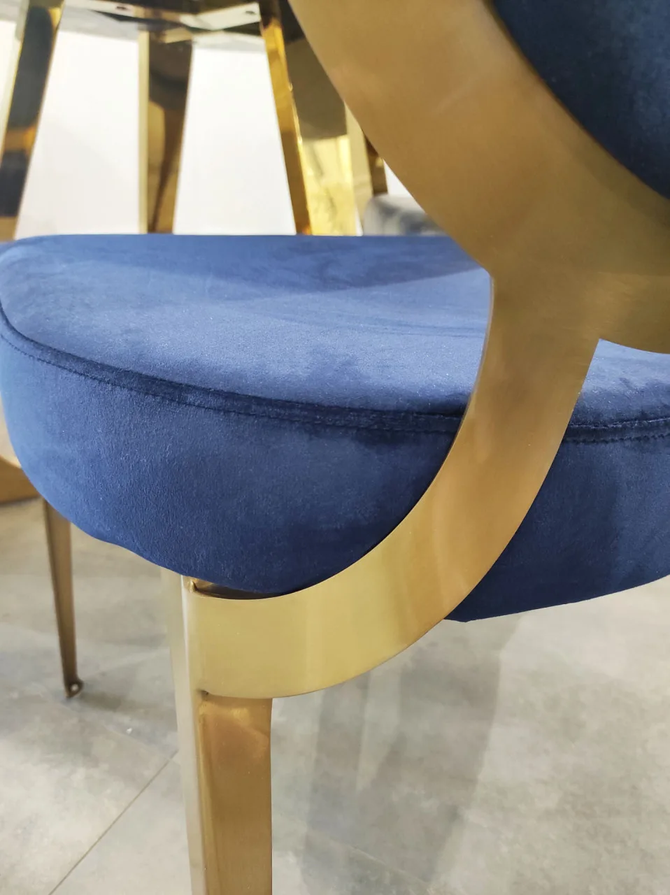 scaun-tapitat-cassari-bleumarin-gold-–-h89-cm23356 Scaun tapitat Cassari bleumarin/gold – H89 cm - imagine 4